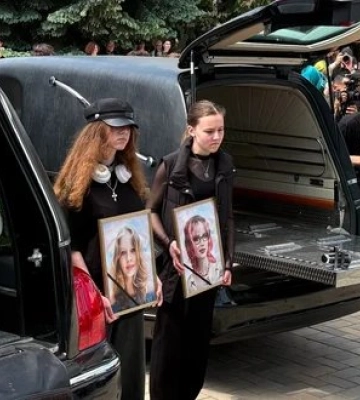 Із доньками полеглого захисника Яковлєва, які загинули внаслідок удару РФ, попрощалися у Києві. ФОТОрепортаж