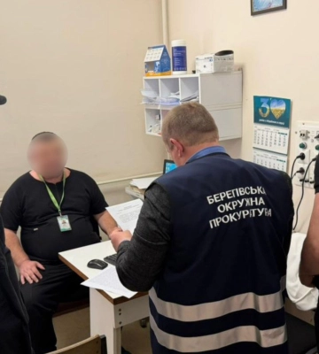 Щоб оформили відстрочку: на Закарпатті уролог за $300 продав чоловікові камінь з сечовивідних шляхів онкохворої пацієнтки
