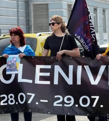 В Киеве родные защитников "Азовстали" вышли на акцию в поддержку пленных: люди провели шествие к Кабмину. ВИДЕО+ФОТОрепортаж