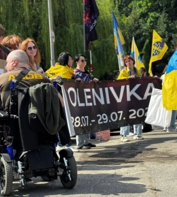 У Києві рідні захисників "Азовсталі" вийшли на акцію на підтримку полонених: люди провели ходу до Кабміну. ВІДЕО+ФОТОрепортаж