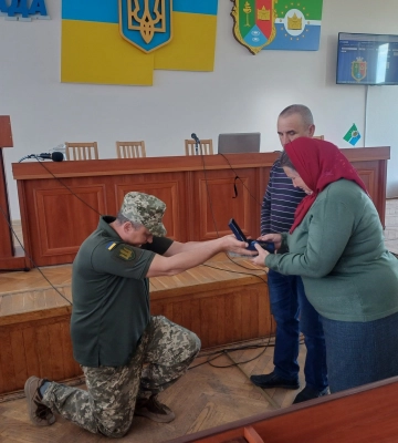 У Маневичах батькам Героя вручили його нагороди