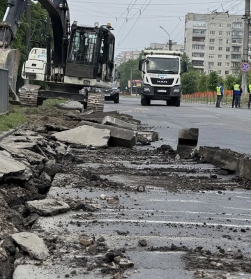 Розпочали реконструкцію вул. Мазепи у Львові. Демонтовують дорожнє покриття, бордюри, опори вуличного освітлення,  контактну&amp;hellip;