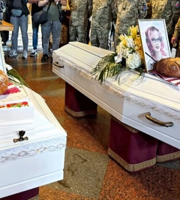 Київ попрощався з доньками полеглого захисника, яких вбила російська ракета 14 травня 