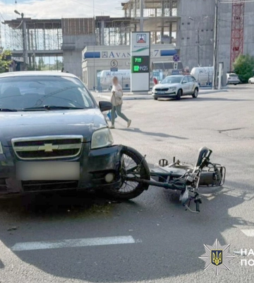 У Хмельницькому внаслідок зіткнення з легковиком постраждав молодий водій електробайку