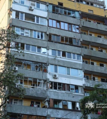 Ворог знову атакував Дніпро, постраждала жінка