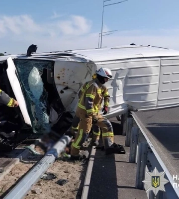 Смертельна ДТП у Києві: на Богатирській після удару перекинувся мікроавтобус Volkswagen