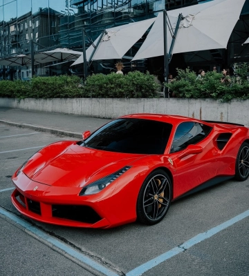 Развивает 330 км/ч: в Киеве заметили знаковый суперкар Ferrari 