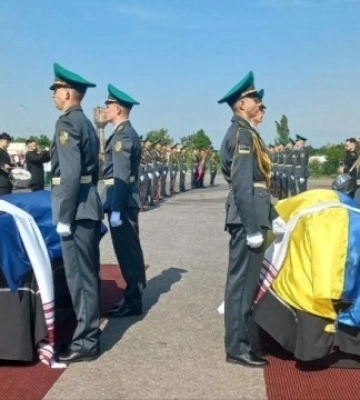 В Україну повернули останки лідера ОУН Андрія Мельника та його дружини