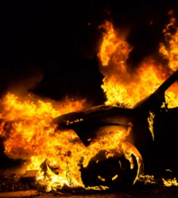 На Київщині чоловік через конфлікт спалив автомобіль опонентки