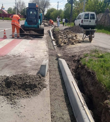 На одній із вулиць Рівного облаштовують тротуар