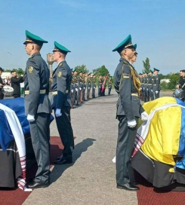 В Україну повернули останки лідера ОУН Андрія Мельника та його дружини