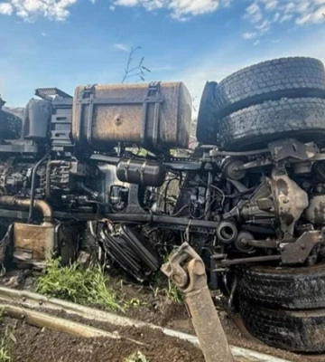 На окружной дороге Харькова после удара FPV-дрона загорелась фура, есть погибший