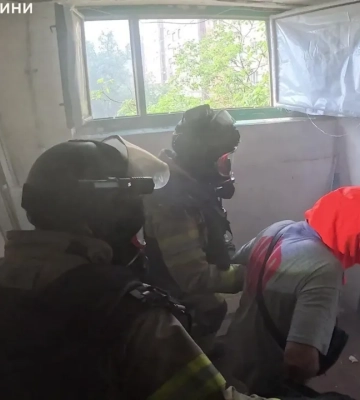 У Дружківці врятували двох людей з ураженої дроном багатоповерхівки (, )