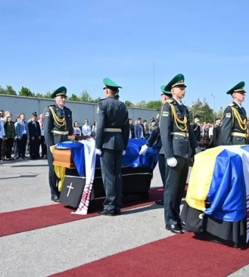 В Україну повернули останки лідера ОУН Андрія Мельника та його дружини