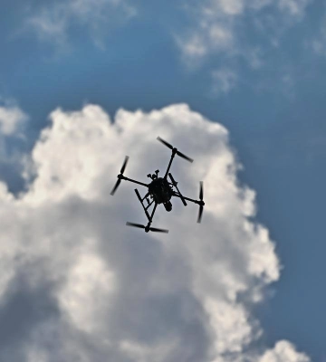 На окружной дороге Харькова после удара FPV-дрона загорелась фура, есть погибший
