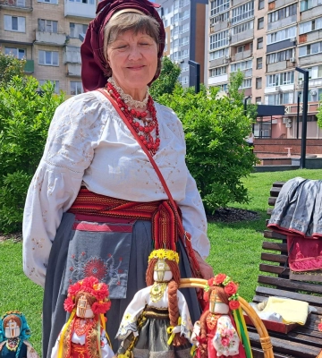 Ярмарок майстринь та тематичні фотозони: у сквері «Юність» у Черкасах відзначили День вишиванки (ФОТО)