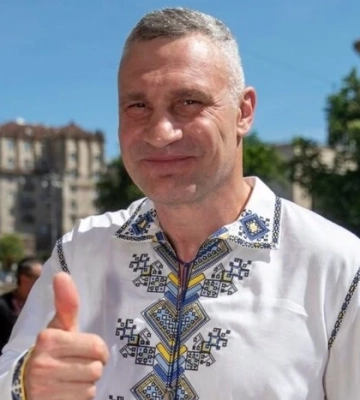 Кличко вдягнув вишиванку та пішов у люди 