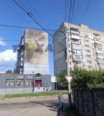 Дрон влетів у багатоповерхівку Дніпра: перші кадри з місця удару