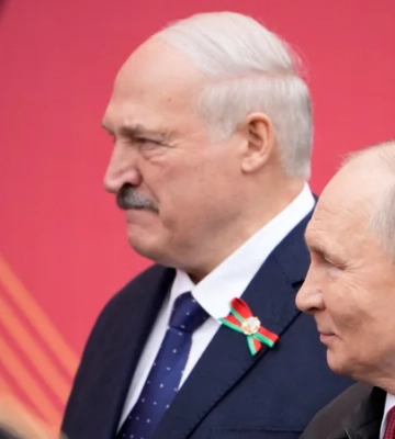 Лукашенко, как змея, пытается выйти из-под давления Путина и не вступить в войну — Костенко