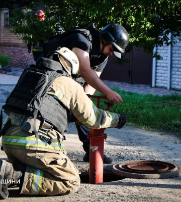 Рятувальники показали наслідки удару російського дрона по будинку у Харкові