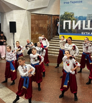 День вышиванки в метро: харьковчане собирались в подземке на концерт (видео)