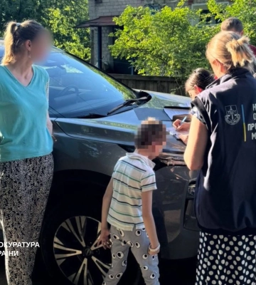 Мати побила малого хлопчика у Харкові – дитину забрали (відео, фото)