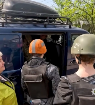 Поліція показала, як жителів Дружківки евакуювали під атакою FPV-дронів