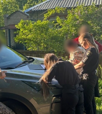 В Харькове мать на улице била ребенка: мальчика забрали из семьи