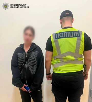 В Киеве задержали девушку, которая из-за замечания ударила военного бутылкой по голове