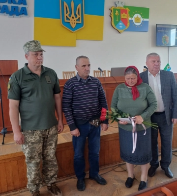 «Комбатантський хрест» вручили батькам загиблого військового з Волині