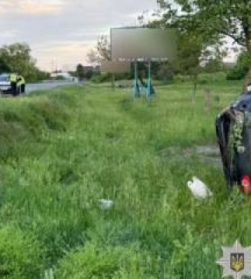 Під Кременчуком автомобіль вилетів з дороги та перекинувся: водій загинув