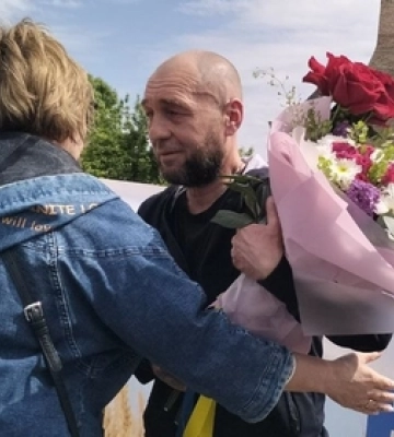 У Луцьку зустріли звільненого з російського полону Героя Андрія Артисюка 