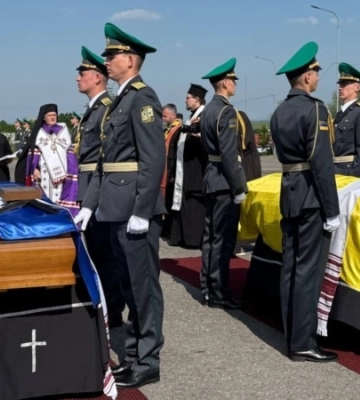 Останки очільника ОУН Мельника і його дружини привезли до Патріаршого собору УГКЦ в Києві
