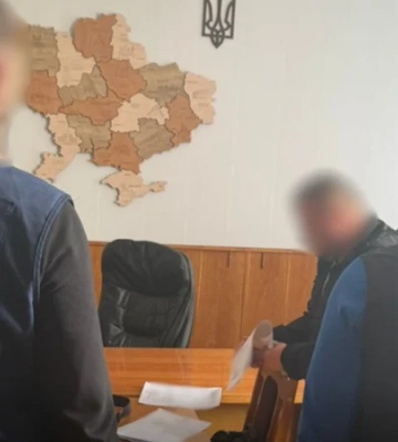 В Черновцикой области сотрудник ТЦК за 9 тысяч долларов обещал помочь снять с воинского учета — прокуратура