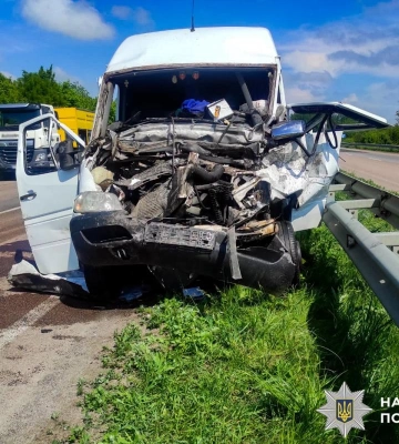 На трасі Київ–Чоп поблизу Самострілів вантажівка врізалася в авто дорожників: двоє травмованих