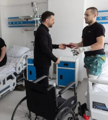 Президент відвідав та нагородив поранених військових на Рівненщині