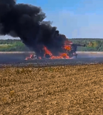 На Сумщині російський безпілотник атакував комбайн під час польових робіт