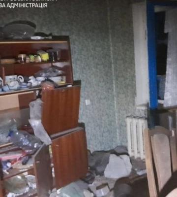 В Днепропетровской области повреждены дома и админздание: ГСЧС показали фото последствий обстрела РФ