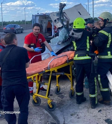 Жахлива ДТП на мосту у Кам’янському: рятувальники вирізали водія та пасажира з понівеченої Audi