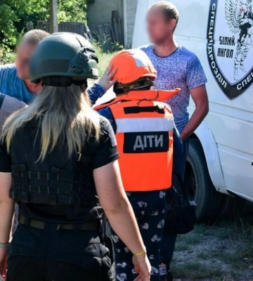 «Білі янголи» вивезли з-під обстрілів шістьох жителів прикордоння Сумщини (ВІДЕО)