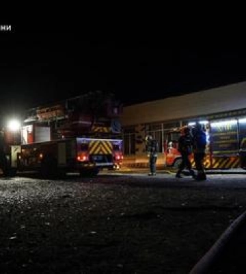 Рятувальники ліквідували пожежу в адмінбудівлі у Полтаві після влучання ворожого дрону