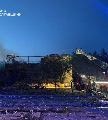 Ворожі дрони атакували адмінбудівлю у Полтавському районі