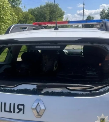 На Чернігівщині росіяни вдарили дроном по авто поліцейських. Є поранені