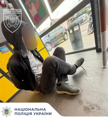 На Рівненщині затримали чоловіка, який обікрав два магазини та погрожував людям