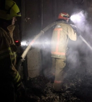 У Полтаві вночі після ворожого удару горіла адмінбудівля