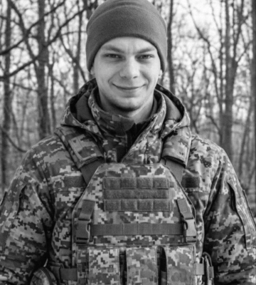 Ворог скидав боєприпаси з отруйним газом: у Черкасах попрощалися із захисником
