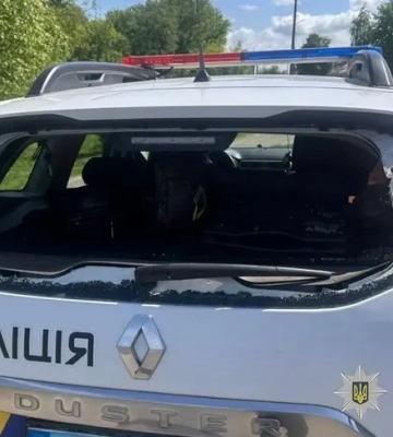 На Чернігівщині росіяни вдарили дроном по авто поліцейських. Є поранені