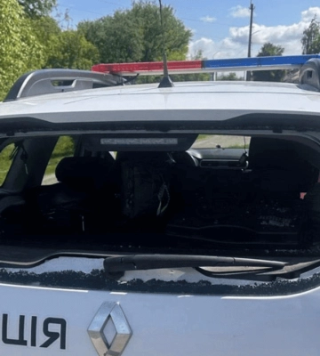 На Чернігівщині росіяни вдарили дроном по авто поліцейських. Є поранені