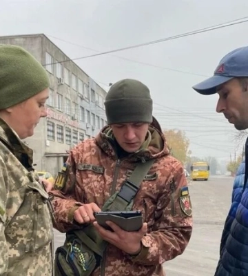 ТЦК пояснив, чому у мобілізованих забирають мобільні телефони