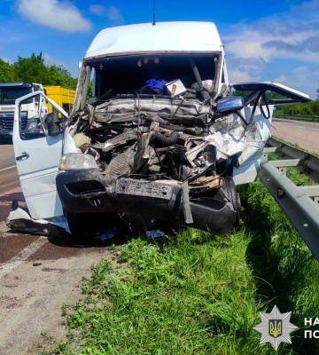 Внаслідок ДТП на Рівненщині до лікарні потрапили обидва водії-учасники. ФОТО